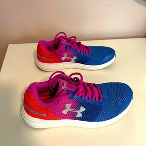 Under Armor youth 5.5 fit’s women’s 7 like new barely worn